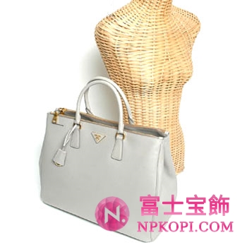 プラダ（PRADA）SAFFIANO LUX　レディーストートバッグ　ライトグレー　BN1802-NZV-D32 